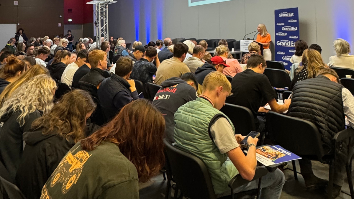 Photo de la salle comble. 