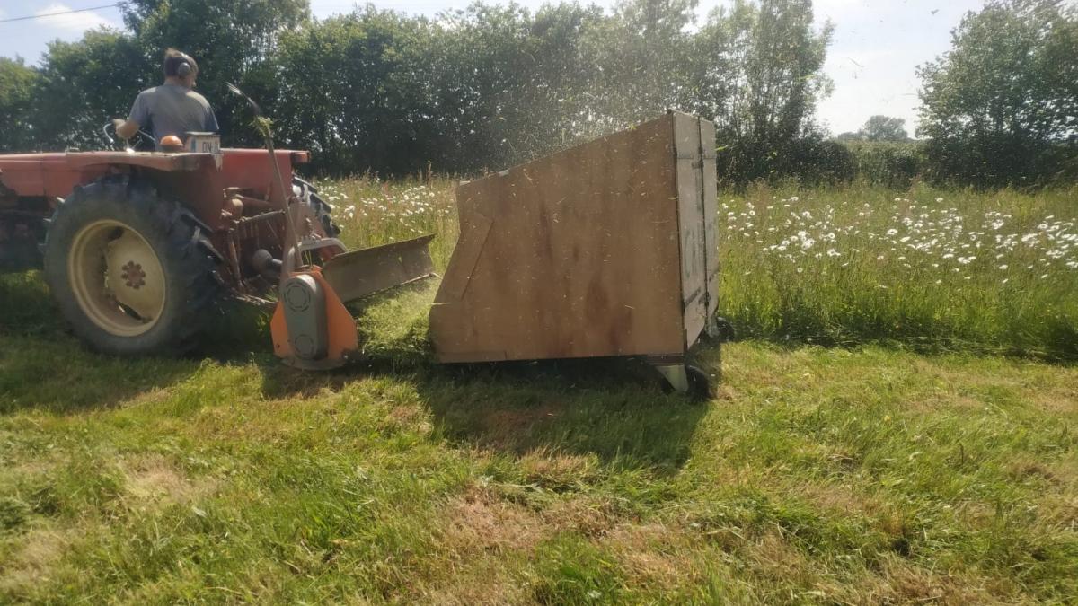 Récolte d'herbe avec un broyeur à la ferme de la brouette bleue au Mesnil Rouxelin (50)