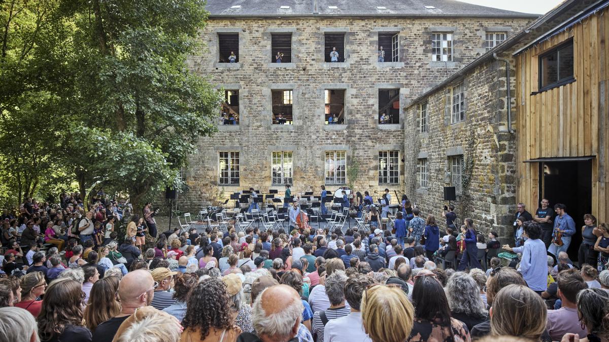 Représentation de musiciens lors du Festival du Moulin de l'Hydre 2025 prise depuis la foule.