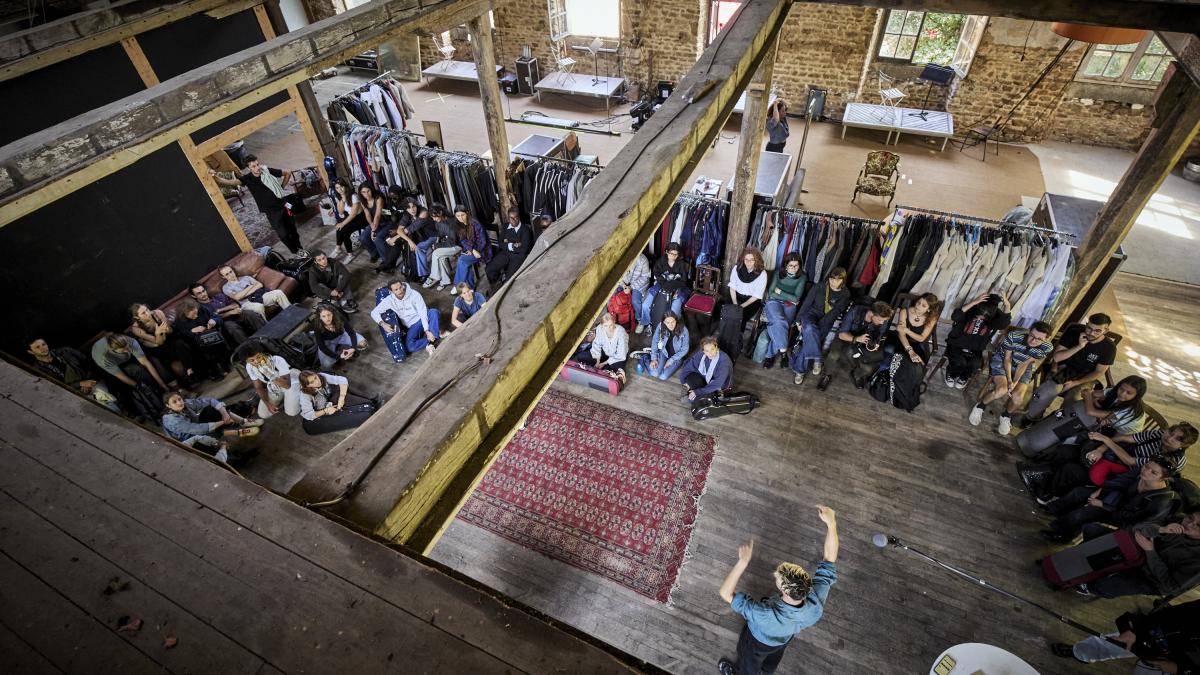 Un enseignement théâtrale à l'intérieur du Moulin devant un public captivé