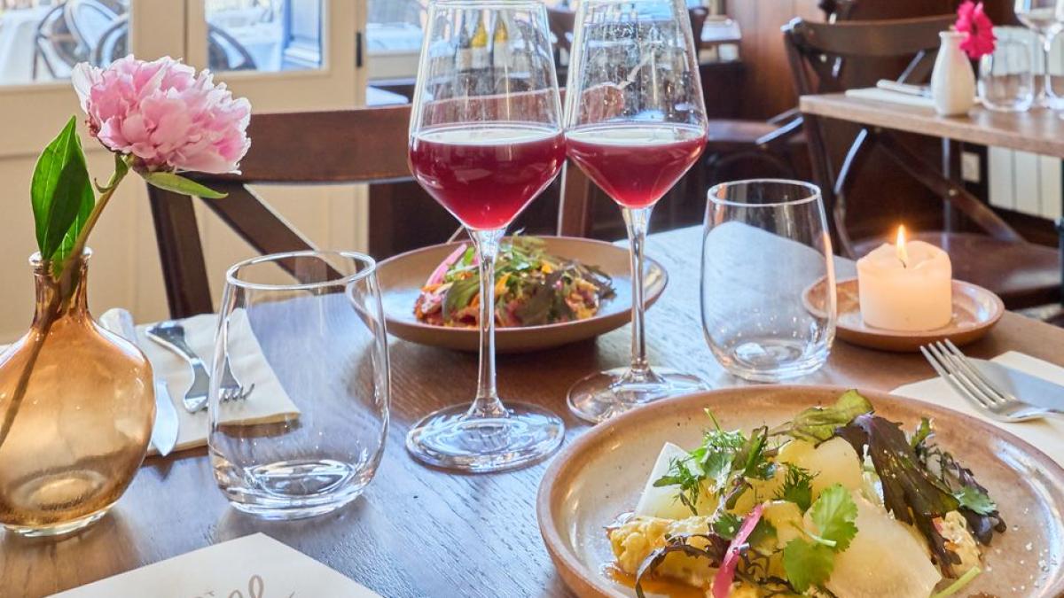 Un plat de saison coloré au Bistrot Parnell
