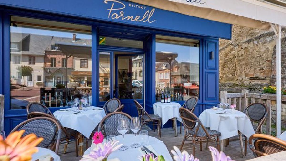 Devanture du Bistrot Parnell, sous un temps de printemps