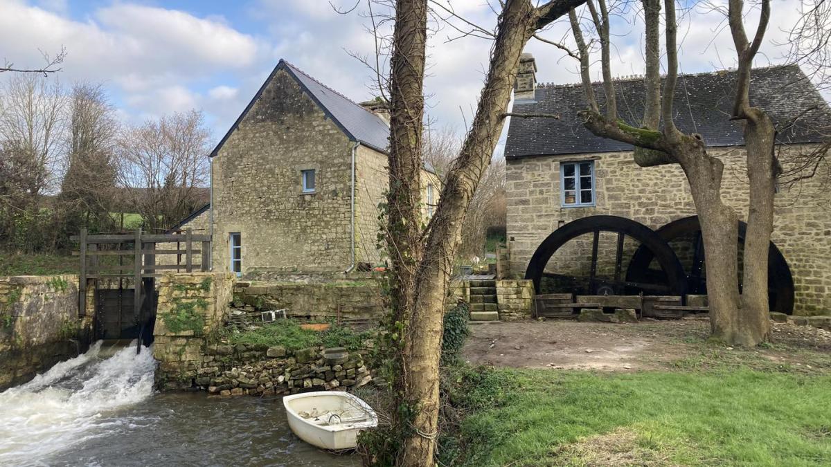 Extérieur du Moulin avec ses deux roues et ses vannes