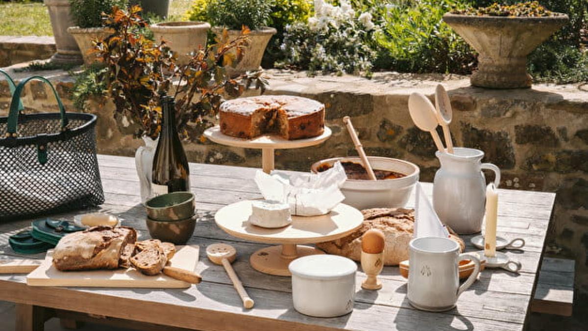 Différents produits exposés sur table, dont panier, bol, mug, coquetier, etc.