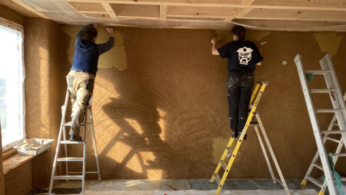 Un mur d'intérieur conçu a partir de terre crue en construction