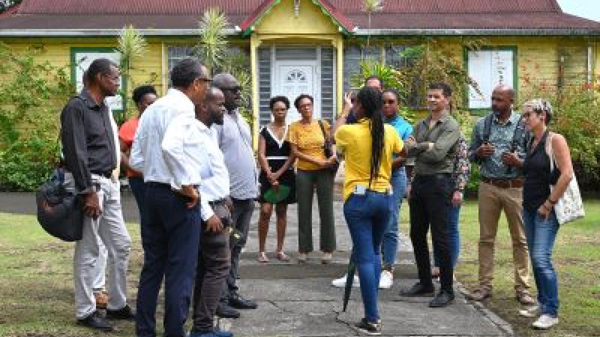 Groupe d'acteurs locaux du réseau rural discutant en cercle, à Basse-Terre