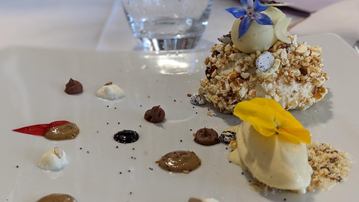 Assiette présentant un dessert raffiné 