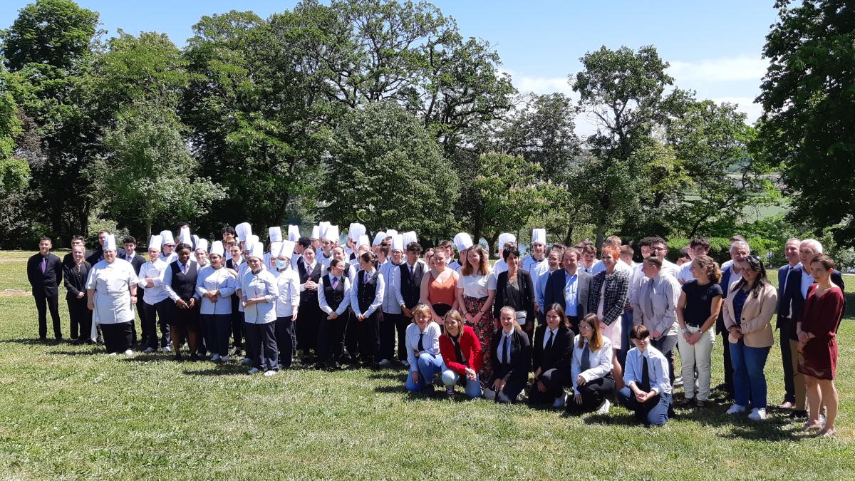 Ensemble des participants au projet réunis en groupe dans un parc