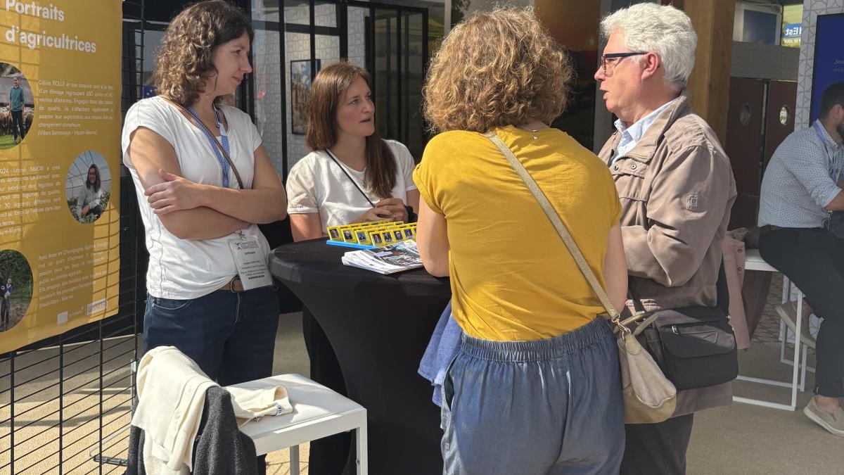 Une animatrice du Réseau Rural et Agricole Grand Est et l'animatrice fonds européens en discussion avec un couple.