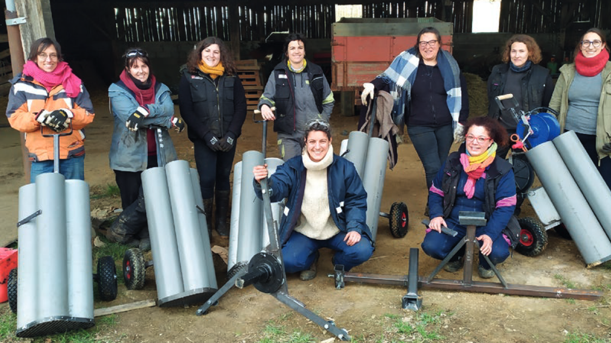 Un groupe d'éleveuses avec des "caddies clôtures"