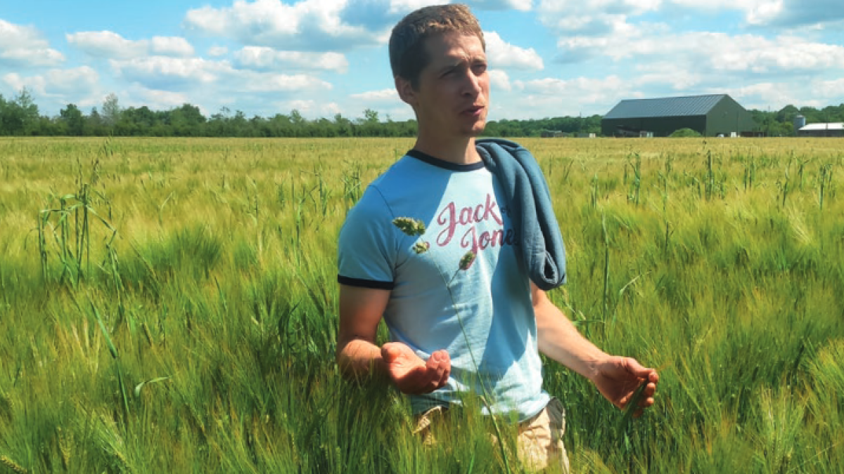 Un jeune dans un champ