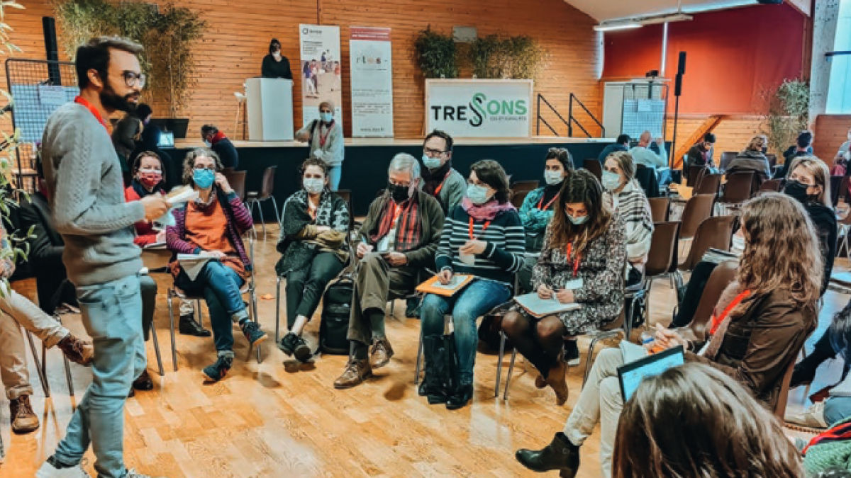 Groupe de personnes en train d'échanger