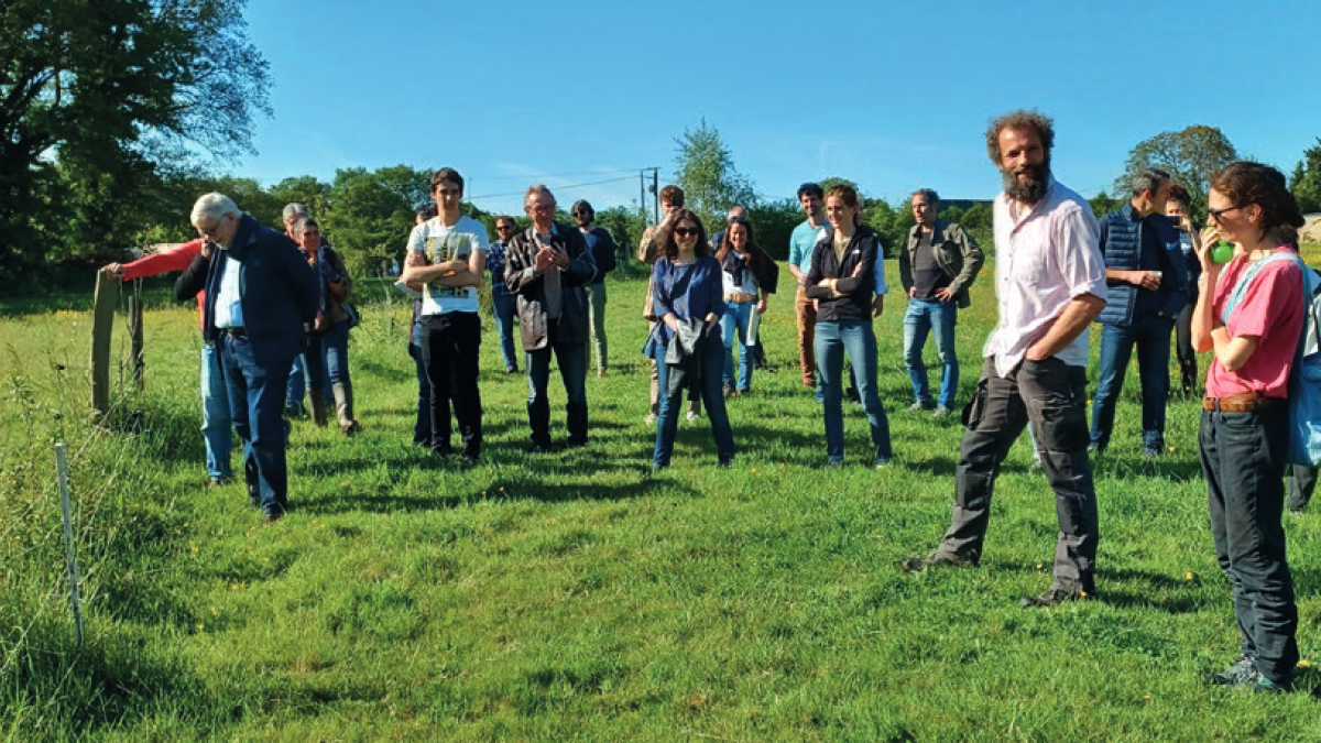 Groupe de personnes dans un champ