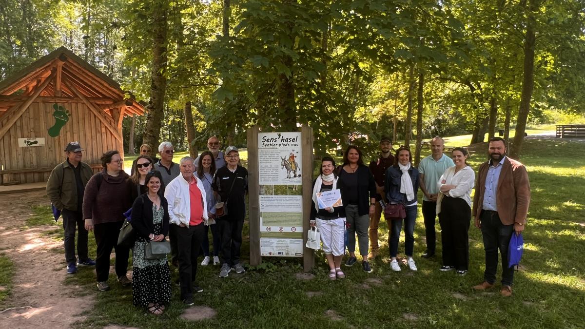 Photo de groupe sur un sentier pédagogique alsacien financé par le fonds LEADER